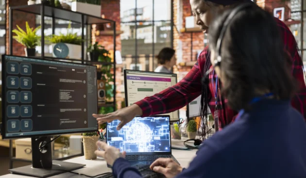 convertio.in_manager-call-center-shows-man-how-use-company-ai-software